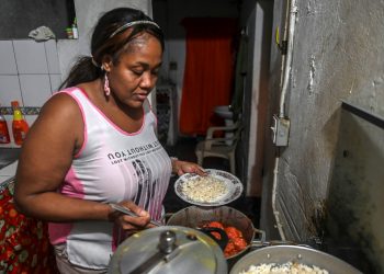 Maid serves her employer burnt food and says “remove burnt part and eat”