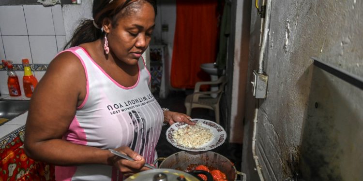 Maid serves her employer burnt food and says “remove burnt part and eat”