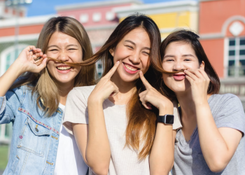 Woman says she only had 3 friends, and as she ages, she feels more lonely because now her friends prefer to go out with their partners