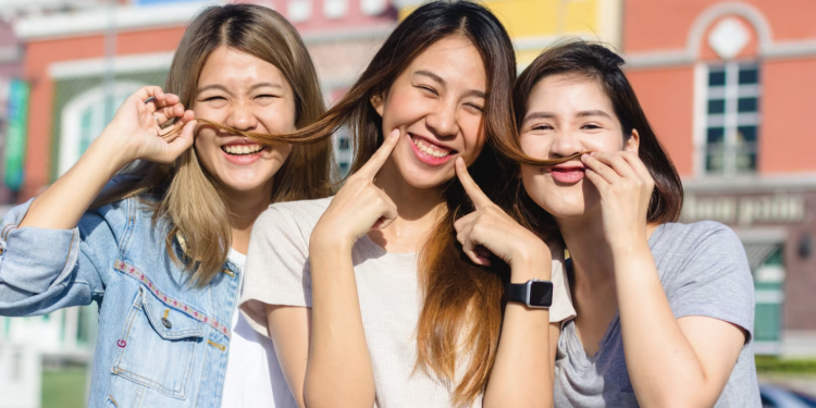 Woman says she only had 3 friends, and as she ages, she feels more lonely because now her friends prefer to go out with their partners