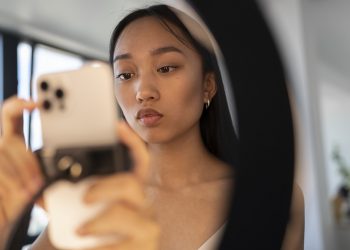 Employer wants to hire maid who’s willing to only use her phone once a week