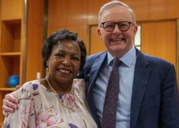 Standing Ovation From Australian Parliament for Cleaner After 35 Years of Service