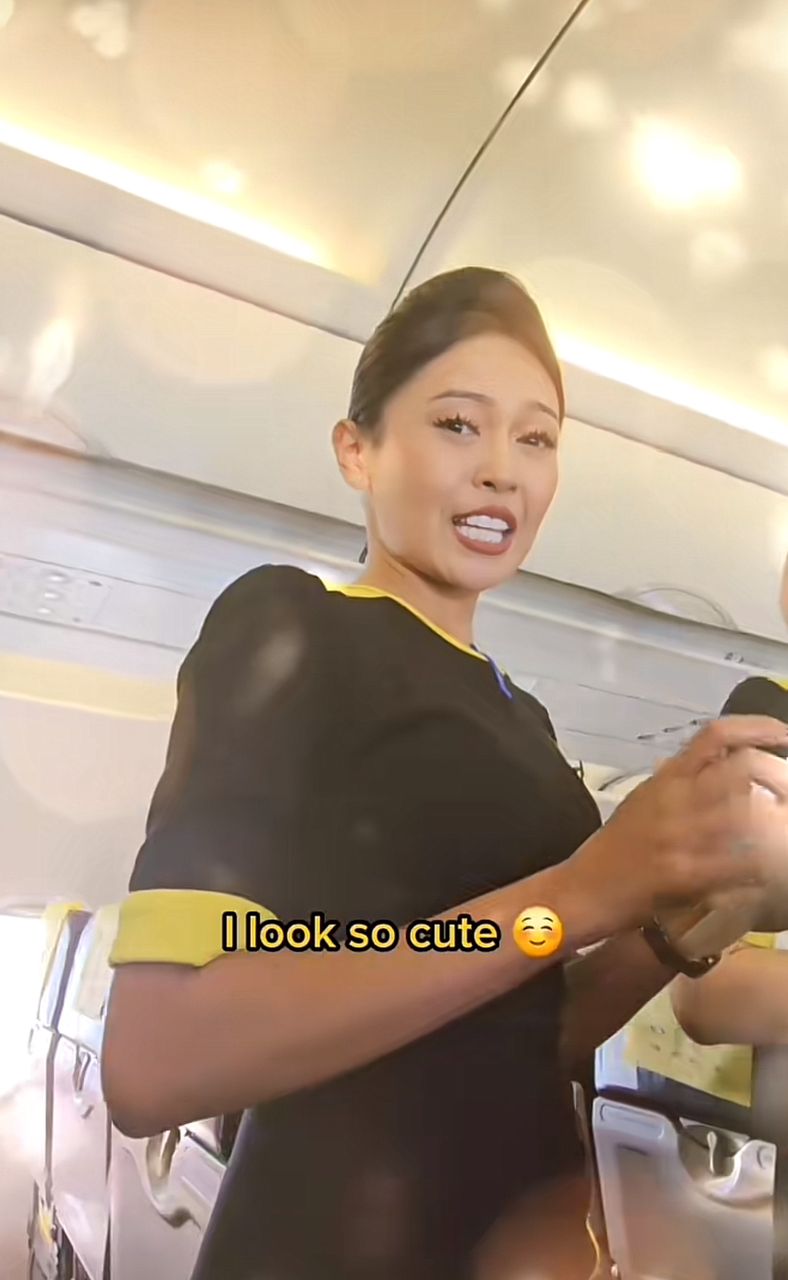 Artist Surprises Scoot Airlines Crew with a Portrait Mid-Flight - Wake ...