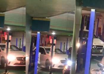 “Must Be Their First Time Driving in JB”—Singaporean Car Gets Stuck in Johor Motorbike Lane