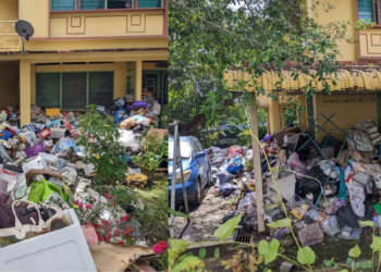 Elderly M’sian Woman Carried Out by Stretcher, Buried by Her Own Trash