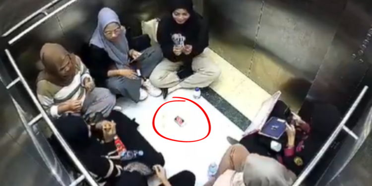 Indonesian Students Trapped in Lift Play UNO Instead of Panicking