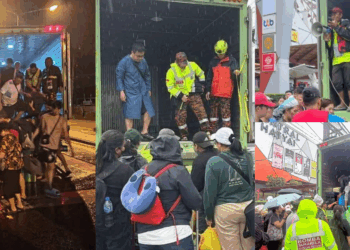 Hat Yai Flood Crisis: Stranded Travellers Evacuated in Shipping Containers Due to High Floodwaters