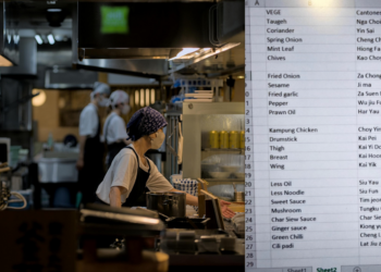 Boss Provides Language Training, Asks Customers to Show Kindness to Migrant Staff