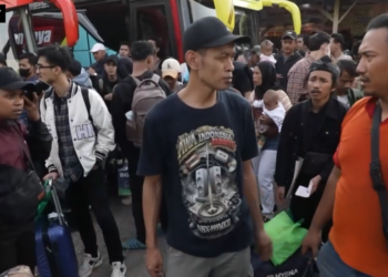 ‘Bus is my only option’ – Hundreds of travellers swell at Jakarta station as Eid exodus reaches peak