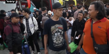 ‘Bus is my only option’ – Hundreds of travellers swell at Jakarta station as Eid exodus reaches peak