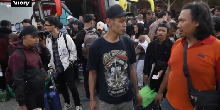 ‘Bus is my only option’ – Hundreds of travellers swell at Jakarta station as Eid exodus reaches peak