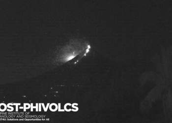 Camera captures rare meteor disintegrating in sky above active Mayon Volcano