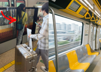 Woman Gets Stuck Between MRT Platform Doors, Many Say “Chiong For What?”